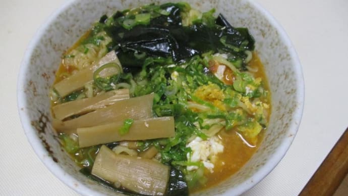 質素に少量-今日も元気 辛ラーメン、鰻丼、ピザ、トマトサラダ、トンカツ、炒飯、心太、雲吞、筍煮、キウイ、苺