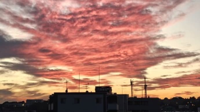 小雪に。夕焼けとシルエット富士山
