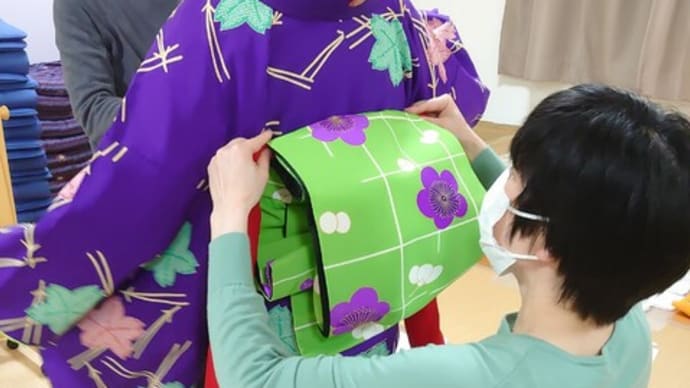 今日の講座は、「裾引きの着付けに、つの出し結び」