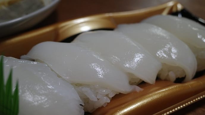 いかの握りと冷やし中華、珈琲も買った