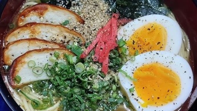 【11/27晩御飯】マルタイラーメンに卵ワカメ蒲鉾にダブルゴマにしたんだね:D