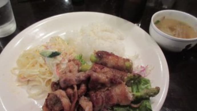 「銀杏坂」、ランチはドリンク付きで800円。アスパラの肉巻き他。