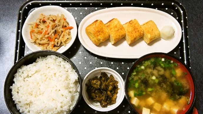 家で朝ご飯(新米・千葉県産五百川に玉子焼き(厚焼き玉子)、切り干し大根、あおさと豆腐のみそ汁、葉唐きゅうり)(2021年9月22日)