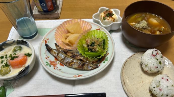 クリーム煮、なめこの味噌汁、タラコのおにぎり