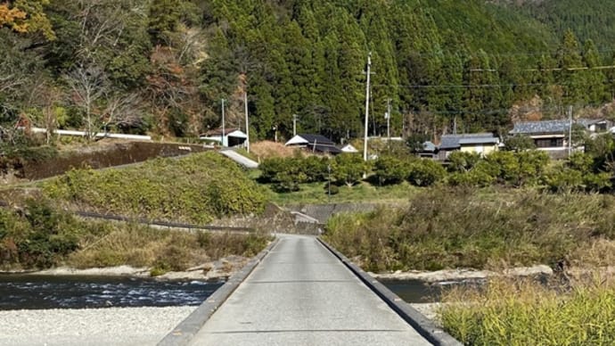 「嶺北橋（飛び岩沈下橋）」吉野川上流の沈下橋〔高知県内本山町〕