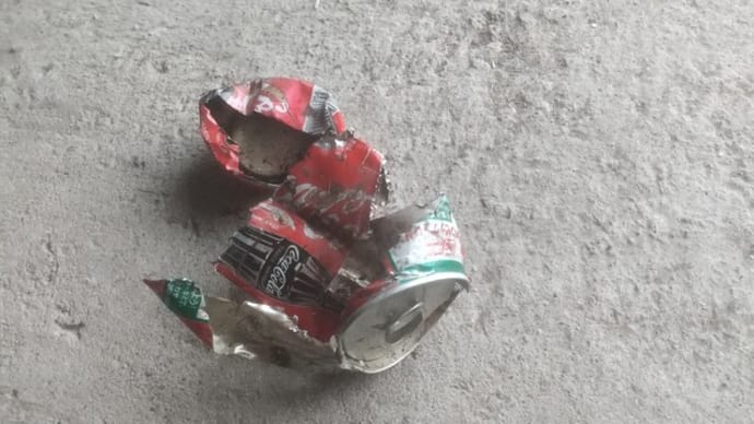 空き缶を草むらへ投げるのは、非常に危険な行為ですので、絶対おやめください。