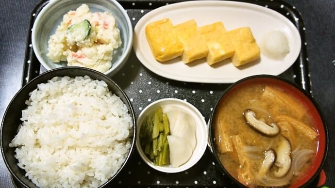 家で朝ご飯(千葉県産ふさこがねに玉子焼き、ポテトサラダ、椎茸と玉ねぎのみそ汁、かぶのぬか漬)(2021年8月29日)