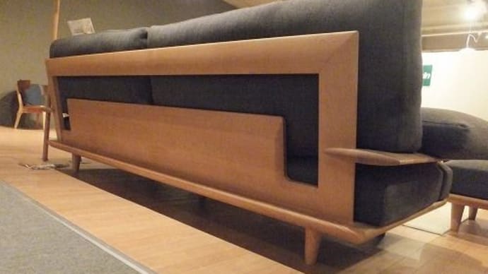 １２６６、ソファーの後ろ姿に、木工職人さんの仕事へのこだわり、心遣い、心意気が感じられます。一枚板と木の家具の専門店エムズファニチャーです。