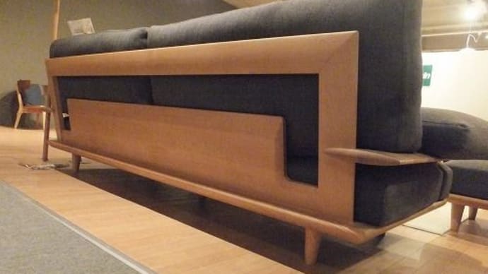 1266、ソファーの後ろ姿に、木工職人さんの仕事へのこだわり、心遣い、心意気が感じられます。一枚板と木の家具の専門店エムズファニチャーです。