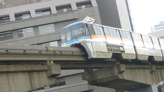 股にパックンと挟んでスイスイと走るモノレールは面白い！えぇ～股にですかぁ～～　