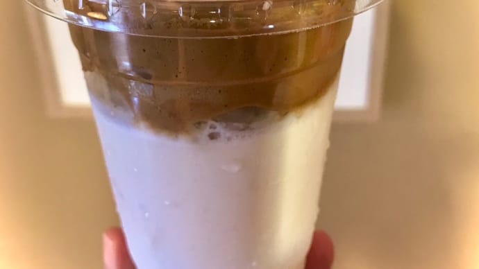 ダルゴナコーヒーと台湾カステラの朝のスタート