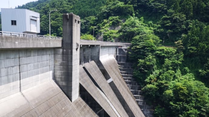 仕事の移動途中で給水タイム　島地川ダム

　周南市