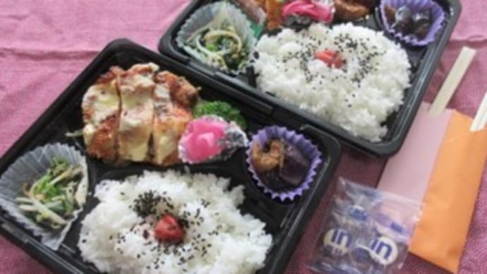 「レインボー多賀城(つつみ屋レインボー)」日替わり弁当450円。鶏のスパイスチーズ焼き弁当と、アジチーズフライミックス弁当