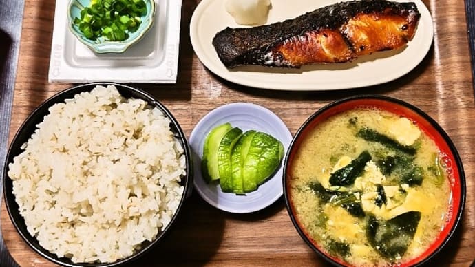家で朝ごはん(麦ごはんにぶりの塩麹漬、納豆、ほうれん草と玉子のみそ汁、はぐら瓜漬)(2025年6月2日)