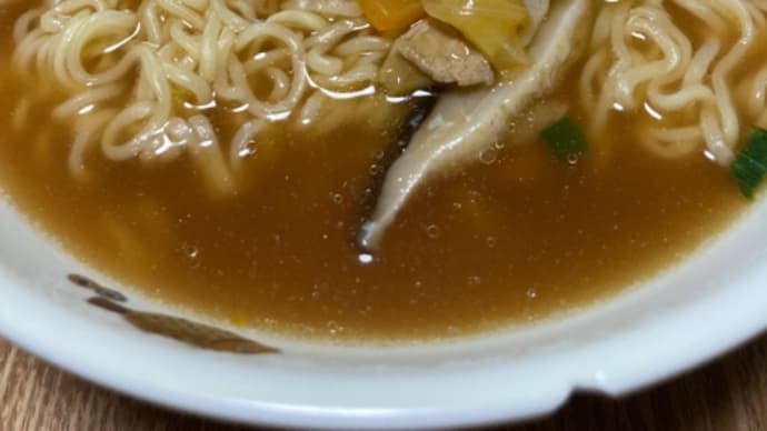 今日のお昼ご飯はインスタントラーメン+α
