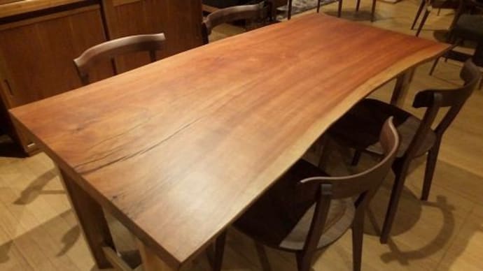 ９８１、温かみを感じる程よい色合いの一枚板テーブル。４人ご家族で明るく囲むことができるサイズ感。一枚板と木の家具の専門店エムズファニチャーです。