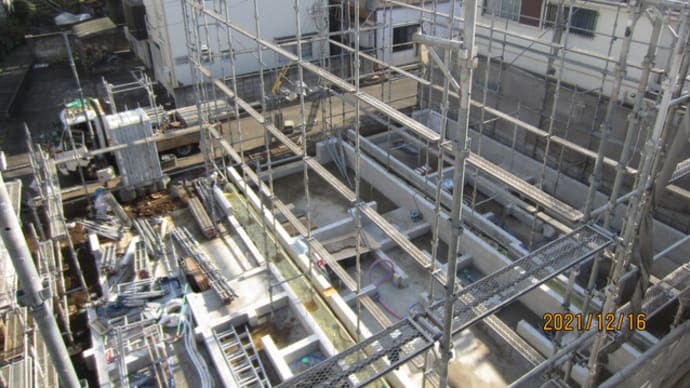 来週早々、隣接地に住宅3棟の建設工事が始まります