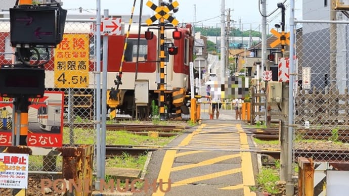 日本で唯一の3種類の線路幅、桑名駅南側の踏切(2023年6月)