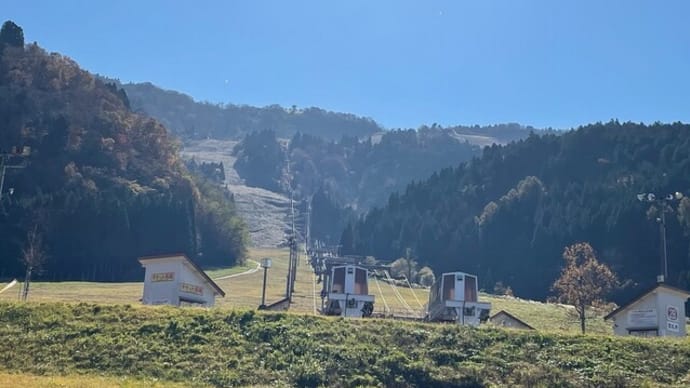 雪の無いゲレンデで、草刈り隊員と戯れる🐐