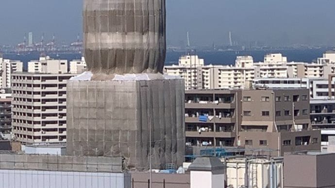 ビルの中にビール瓶型の建物?!