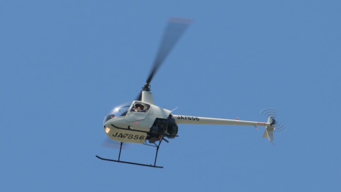 鶴見緑地上空を飛行する　ヘリコプターたち