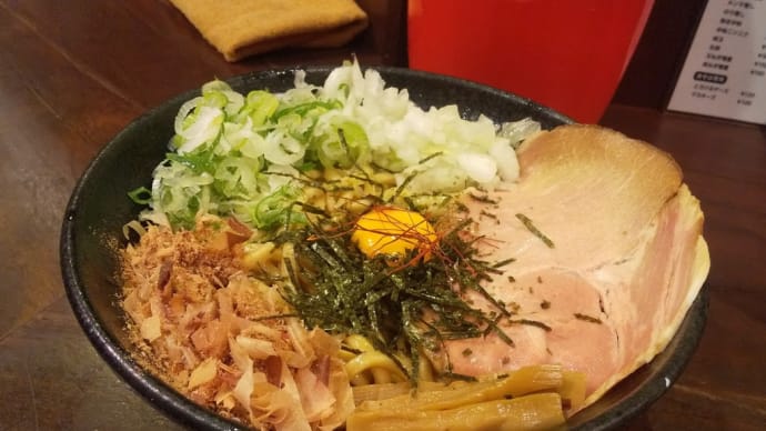 行列ができる人気つけ麺店で油そば