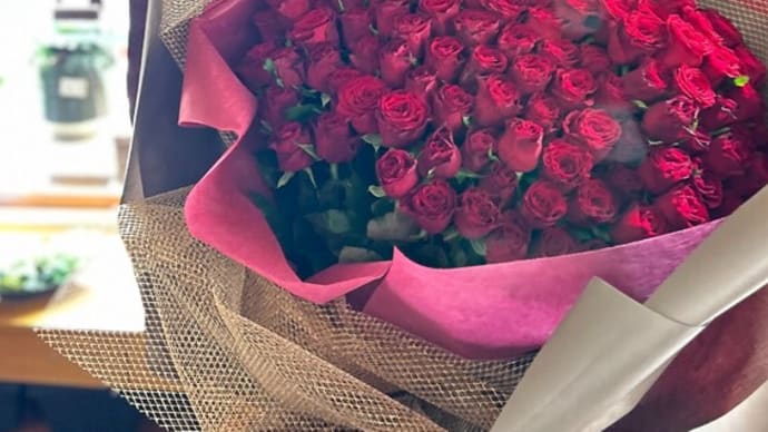 真紅のバラ100本のお花束