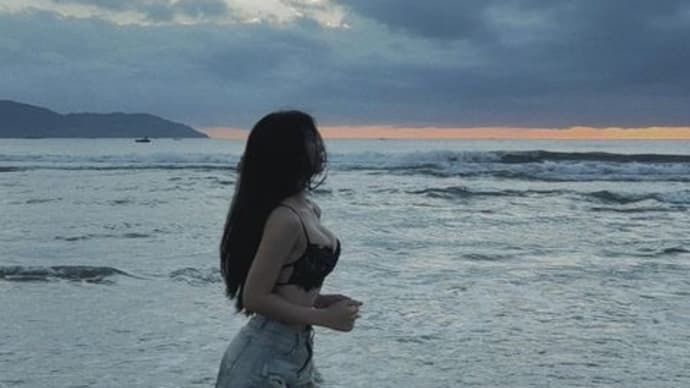 早朝の海岸のキュート女子