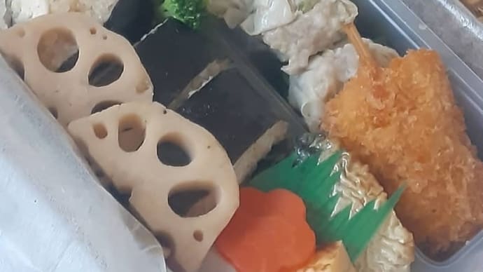 鳥栖駅５・６番のりばのうどん屋さんで土日祝日限定販売の「鳥栖ＳＬ弁当」