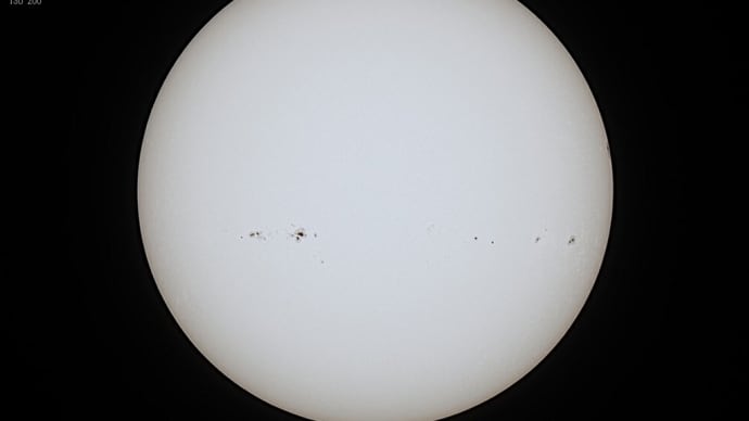 24/11/13 3日分の太陽黒点と月齢9〜11日目のお月様…。