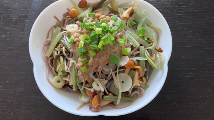 今日の在宅勤務メシは冷たい納豆山菜そば