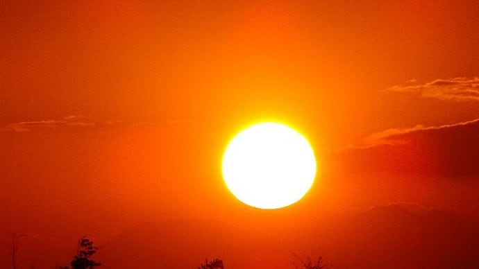 秋の夕陽と十三夜の月