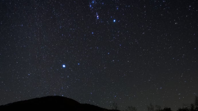 冬の星座と紅葉に包まれて