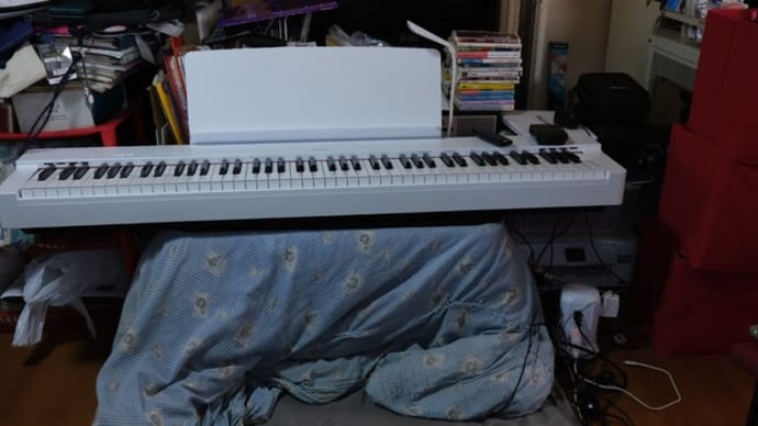 ヤマハの白い電子ピアノP-225WH、我が家の台所兼書斎に鎮座まします。私の音響機器・PC・ラジオ・TV事情。日蓮正宗信徒としての留意・注意点。多感だった中学時代を振返り想う※長文失礼