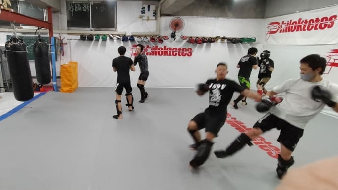 防御からやってあてないでやります。距離をしっかり取れば安全にマススパーリングできます…動画☆(月)キックボクシング一般クラス