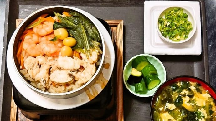 家で朝ごはん(ふぐ釜飯、納豆、きゅうりとなすの漬物、ほうれん草と卵のみそ汁)(2024年7月8日)