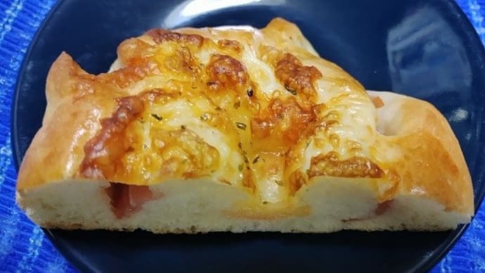 【07/17朝食】ベーコンチーズパンハーフ、このあと居眠ってだんだね:P