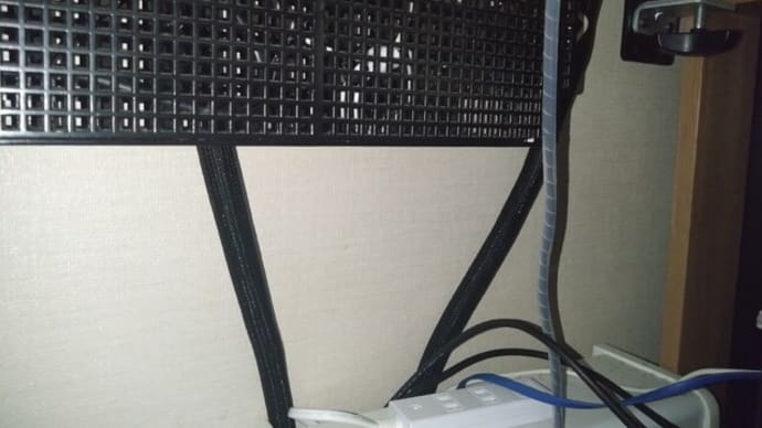 PCのケーブル周りを整理しました。これは最高！