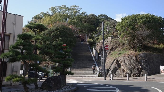 松山のロープウエイ街から人気のパン屋さんへ