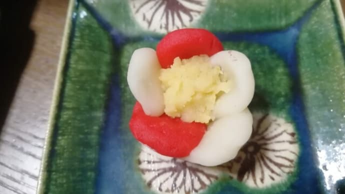 お水取りのお菓子糊こぼしの準備　東大寺　開山堂の椿です