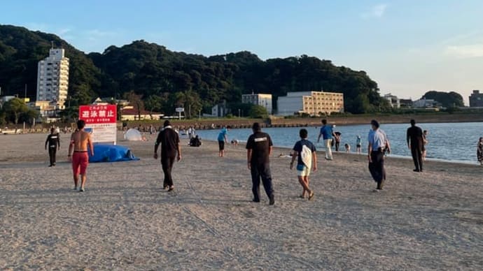 海岸パトロールには警察官も同行