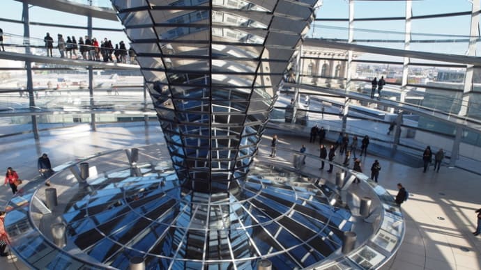 階段紀行・ヨーロッパ　ドイツ編①　ベルリンの連邦議会議事堂屋上では、超モダンなスロープ階段が光り輝く