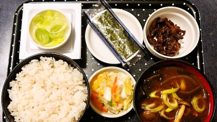 家で朝ごはん(ごはんに青柳の佃煮、味付のり、納豆、赤だしの味噌汁、白菜の浅漬)(2023年3月3日)