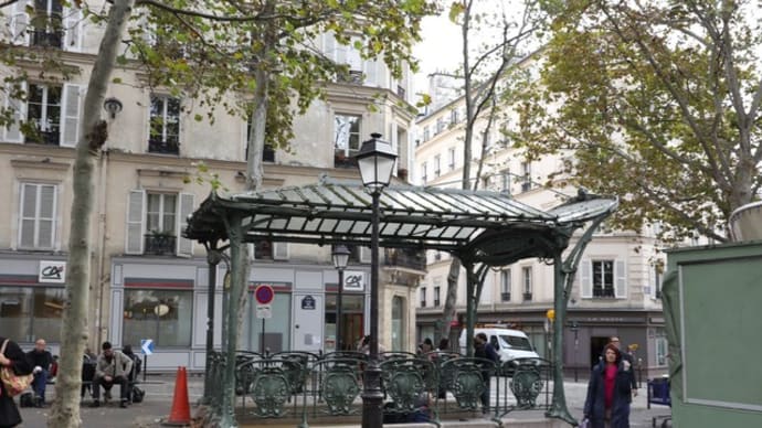 パリ　メトロ　アベス駅　モンマルトルの入り口