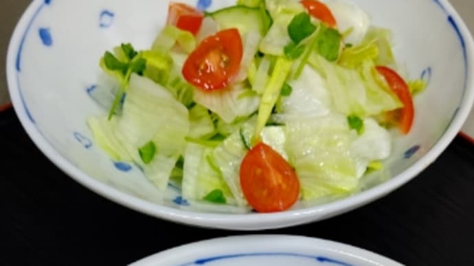 うちの晩ごはん ゆでたこ と サラダ と もずく(^.^)