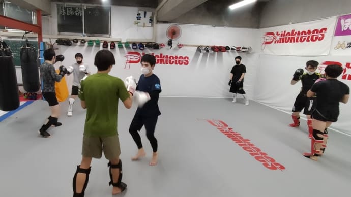 スパーリングは軽くあてないように。(月)キックボクシング一般クラス20:00〜