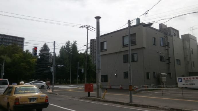 歩道の煙突?