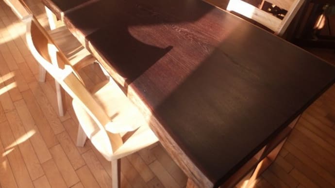 ２３６、お部屋に合わせて一枚板テーブルを選んで頂いております。濃い色から白木まで。ご相談頂いております。一枚板と木の家具の専門店エムズファニチャーです。