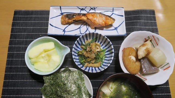 銀鮭の塩まぶし、おでんと大根葉の炒め物、炊屋食堂の田舎定食・・・庶民の味。