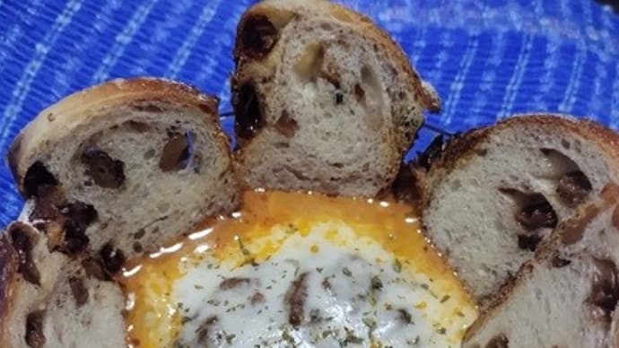 【05/23晩御飯】赤ワイントマト煮チーズ乗せ、胡桃レーズンパンでいただいたんだね:D